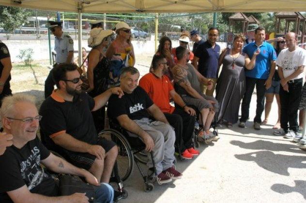 Μπάνιο στη θάλασσα έκαναν πρώτη φορά πολλά άτομα με αναπηρία χάρη στο seatrac στην Καβάλα