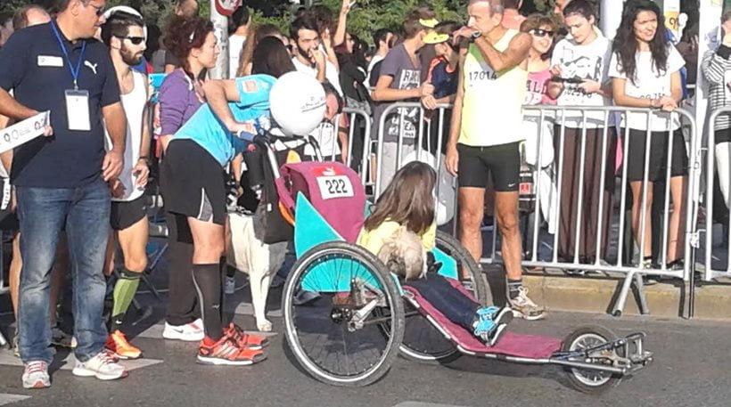 29ος γύρος της Αθήνας: Συγκινεί κοριτσάκι σε αναπηρικό αμαξίδιο 29ος γύρος της Αθήνας: Συγκινεί κοριτσάκι σε αναπηρικό αμαξίδιο