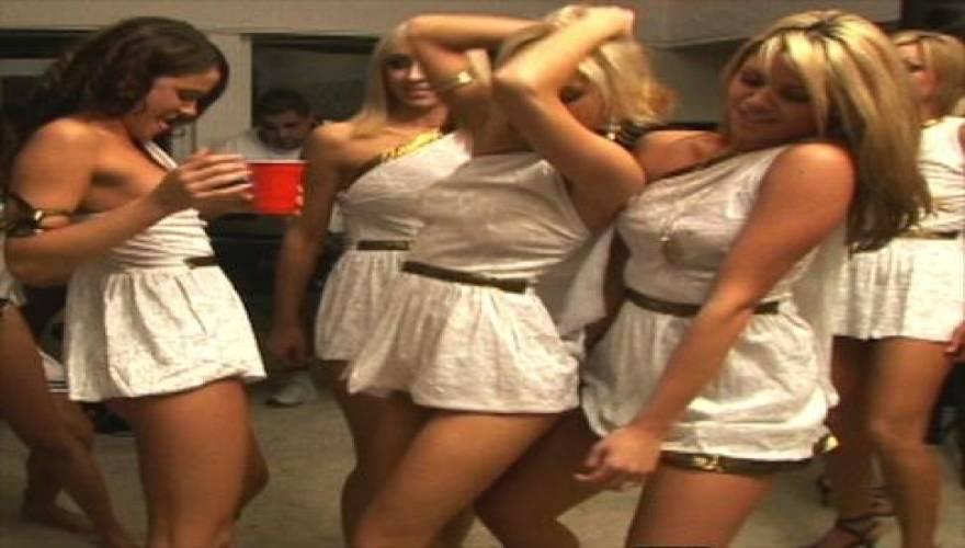 Kόλαση στην Πάτρα: Οι γυμvές φοιτήτριες τρέλαναν τους… απέναντι! (φωτο)