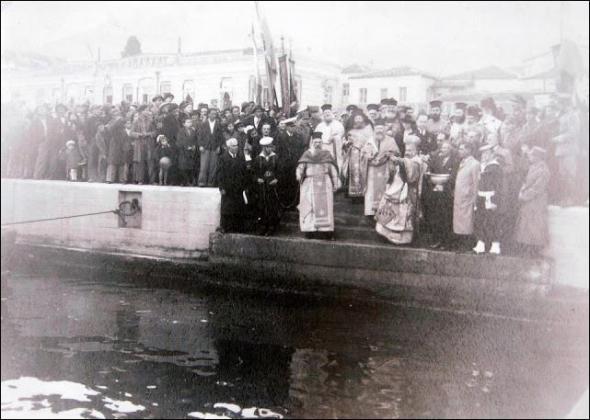 Σπάνιες φωτογραφίες από τον Αγιασμό των Υδάτων στην Ελλάδα Σπάνιες φωτογραφίες από τον Αγιασμό των Υδάτων στην Ελλάδα