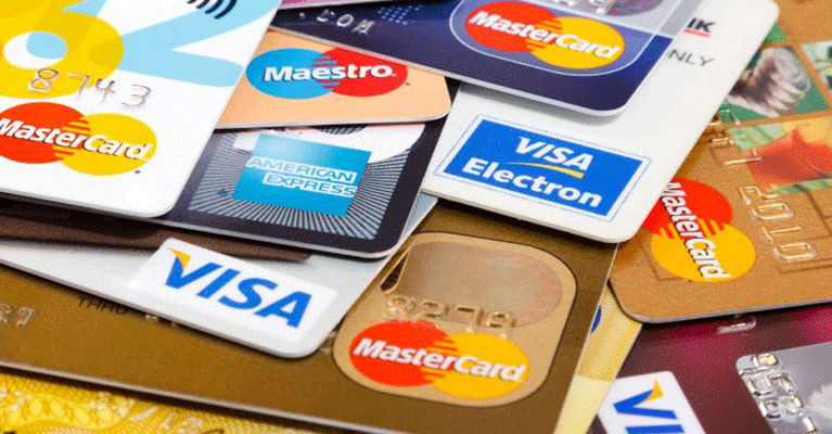 Τέλος στις επιβαρύνσεις για χρήση πιστωτικής και χρεωστικής