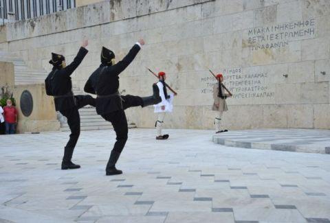 Εκπληκτικές εικόνες: Σείστηκε το Σύνταγμα στην αλλαγή φρουράς με Πόντιους εύζωνες! Δείτε το συγκλονιστικό βίντεο