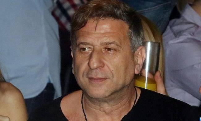 Ήταν η τελευταία μέρα της παράστασης «Γαμπροί για πούλημα» στο Ράδιο σίτυ στην Θεσσαλονίκη. Ο Κώστας Κόκλας βγαίνει ολοκληρώνει την πρώτη σκηνή