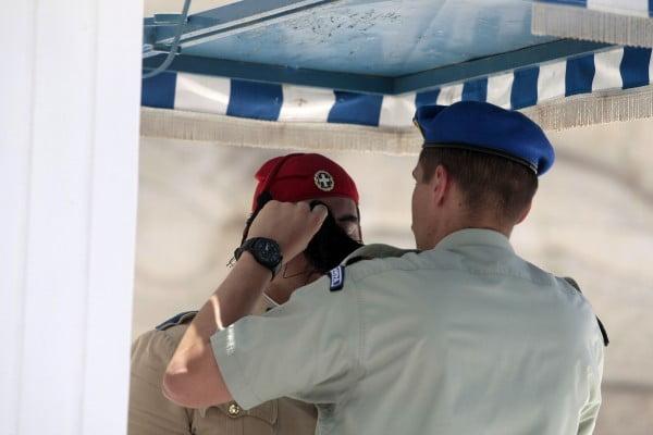 Η ύψιστη τιμή του να ανήκεις στην Προεδρική Φρουρά συνοδεύεται και από πολλές δύσκολες στιγμές.