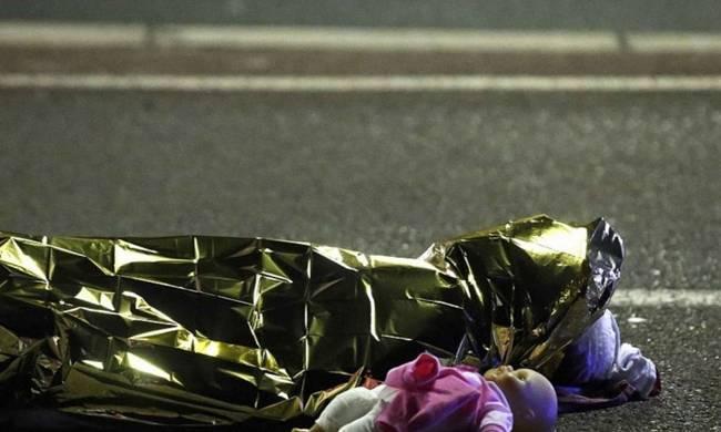 Η φωτογραφία από τη Νίκαια που «λύγισε» όλο τον πλανήτη: Ένα νεκρό παιδί στη μέση του δρόμου