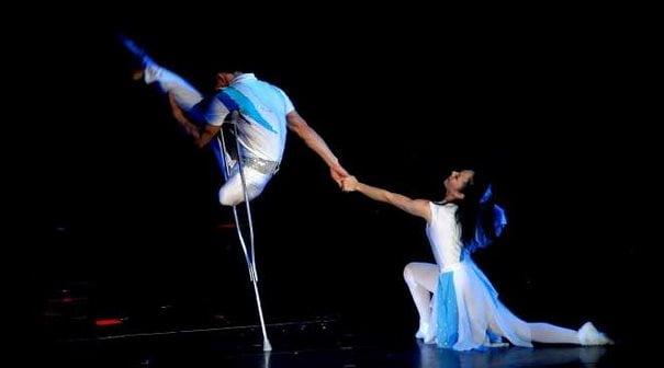 Εκείνη δεν έχει χέρι, εκείνος δεν έχει πόδι… Ο χορός τους, όμως, θα σας αφήσει άφωνους!