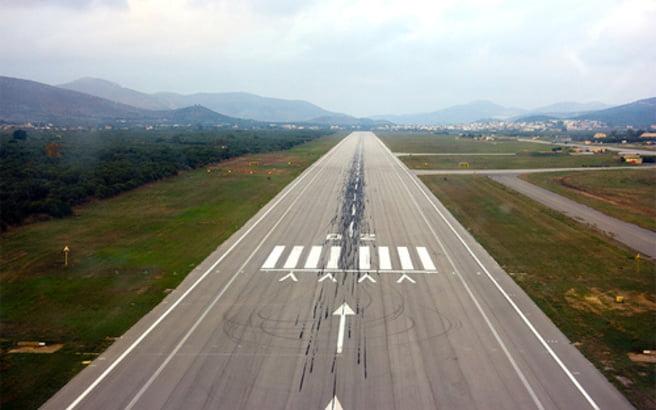 Έστρωσαν τη νέα άσφαλτο χωρίς να μετακινήσουν τα αυτοκίνητα! Έστρωσαν τη νέα άσφαλτο χωρίς να μετακινήσουν τα αυτοκίνητα!