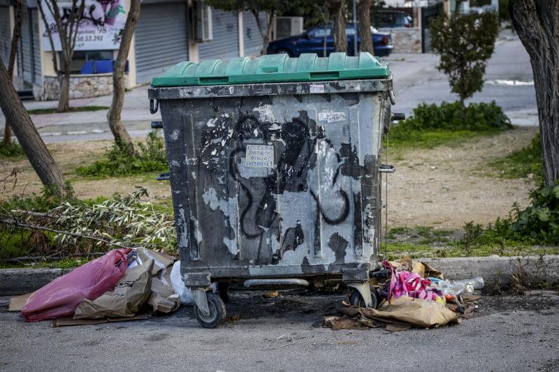 Νεκρό βρέφος μέσα σε σκουπίδια στην Πετρούπολη: Το φίμωσαν με χαρτοπετσέτες για να μην ακούγεται το κλάμα του