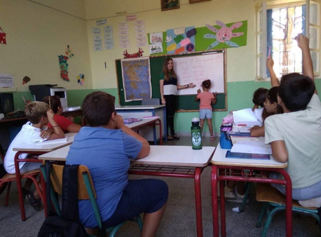 Δασκάλα πάει κάθε πρωί στην Τέλενδο με βαρκούλα για να κάνει μάθημα στα παιδιά του δημοτικού