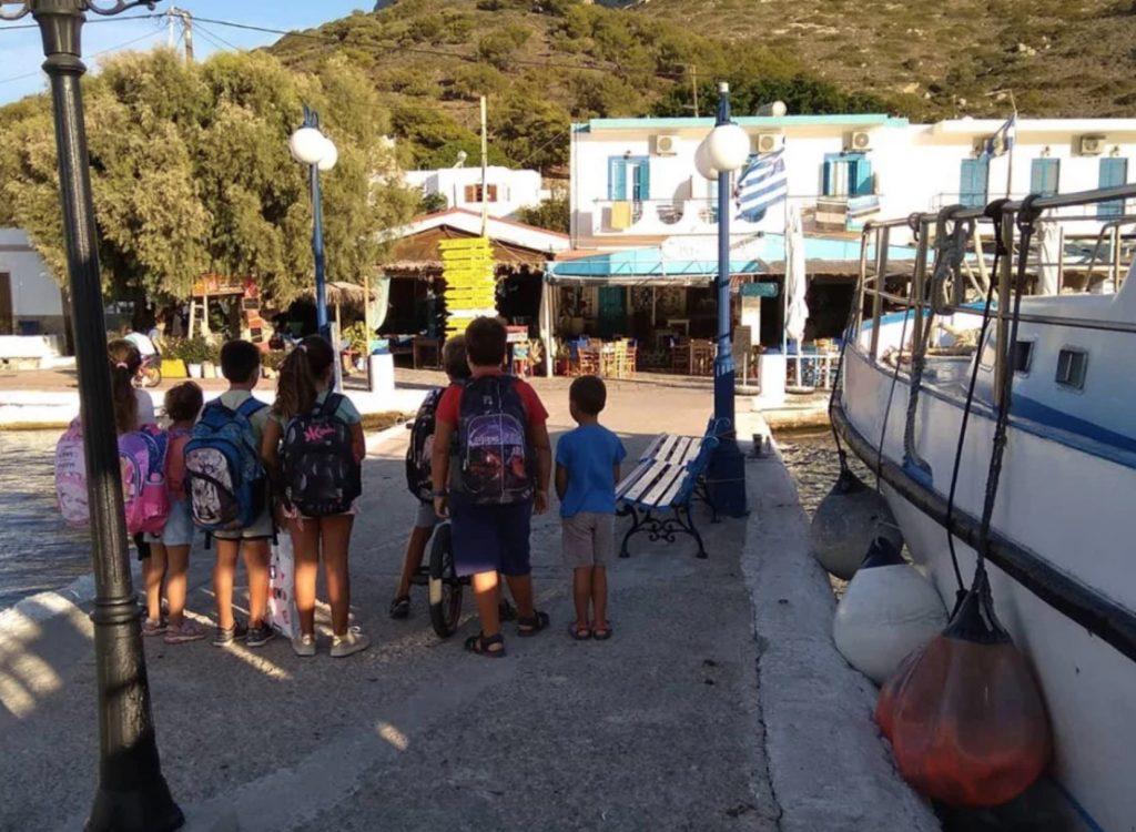 Δασκάλα πάει κάθε πρωί στην Τέλενδο με βαρκούλα για να κάνει μάθημα στα παιδιά του δημοτικού