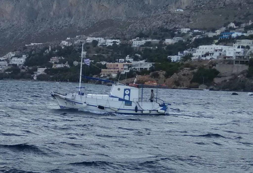 Δασκάλα πάει κάθε πρωί στην Τέλενδο με βαρκούλα για να κάνει μάθημα στα παιδιά του δημοτικού