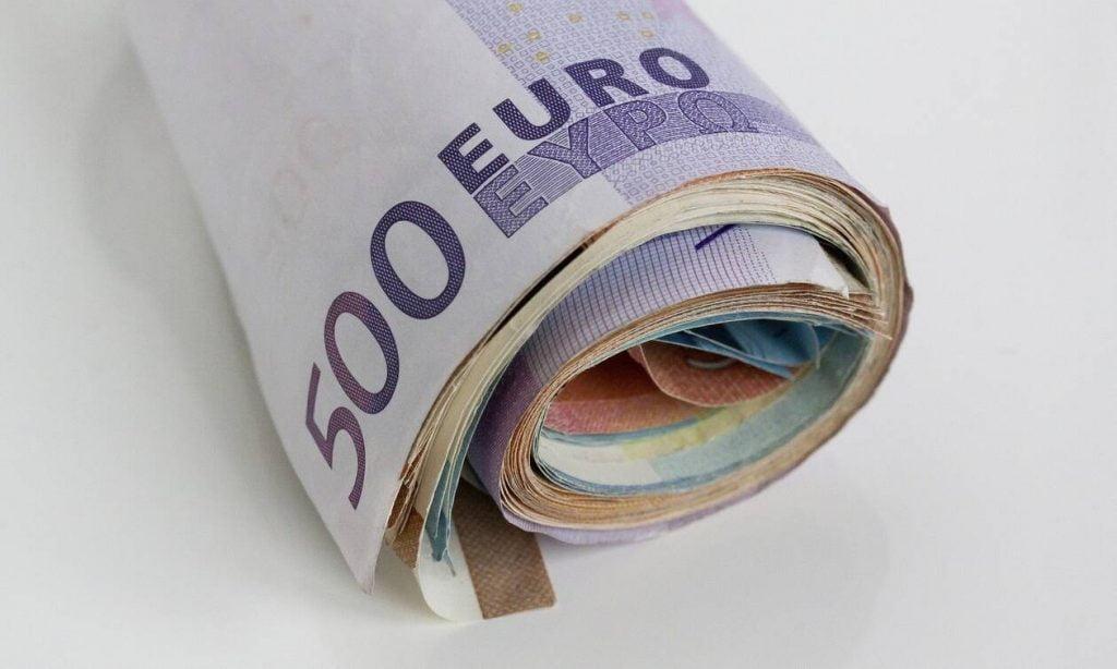 Οικονομική ενίσχυση 900 ευρώ: Ποιοι είναι οι δικαιούχοι και πότε θα τα λάβουν
