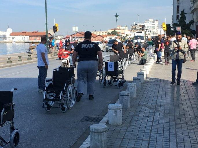 «Επιστρέφω σε 5 λεπτά» - Άτομα με αναπηρία στέλνουν ηχηρό μήνυμα στους ασυνείδητους οδηγούς