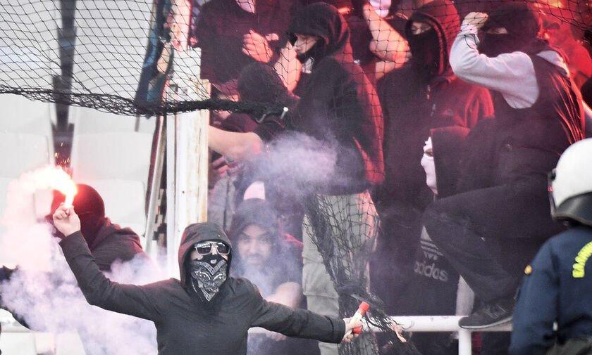 Θεσσαλονίκη: Άγρια επεισόδια σε αγώνα - Χούλιγκαν μπούκαραν στο γήπεδο και έδειραν ποδοσφαιριστές Θεσσαλονίκη: Άγρια επεισόδια σε αγώνα - Χούλιγκαν μπούκαραν στο γήπεδο και έδειραν ποδοσφαιριστές