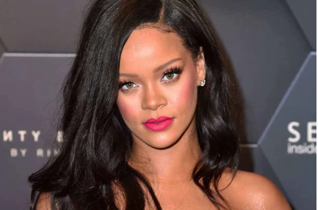 H Rihanna πόζαρε μόνο με τα… απαραίτητα ανήμερα των Χριστουγέννων