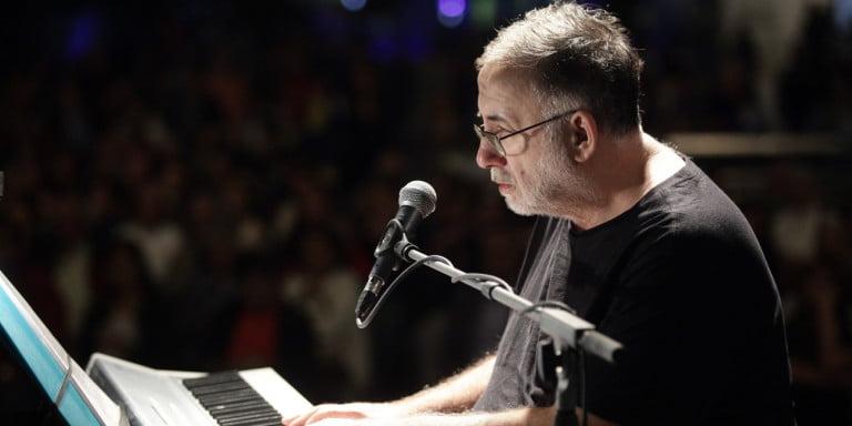 Θάνος Μικρούτσικος: Η συγκλονιστική τελευταία εμφάνισή του στο Ηρώδειο -Τραγούδησε τους «7 νάνους», σαν να ήταν πάνω στο καράβι [βίντεο]