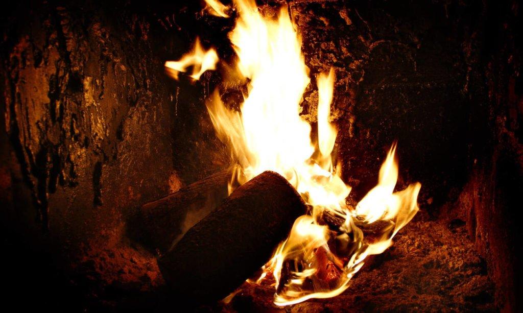 Συναγερμός από την Ελληνική Αντικαρκινική Εταιρεία για όσους έχουν τζάκι