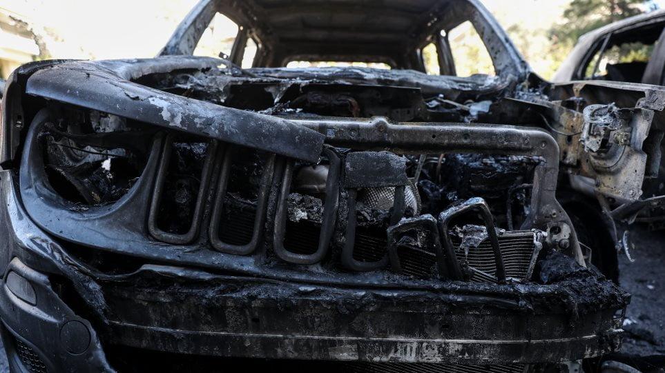 Έβαλαν φωτιά σε τέσσερα αυτοκίνητα στο Κολωνάκι