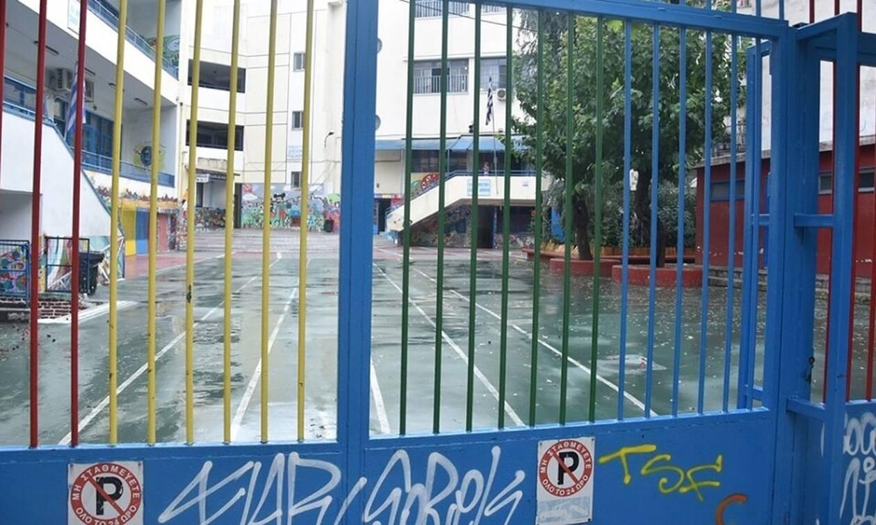 koronaios-ellada-kleinoyn-sxoleia-stin-athina