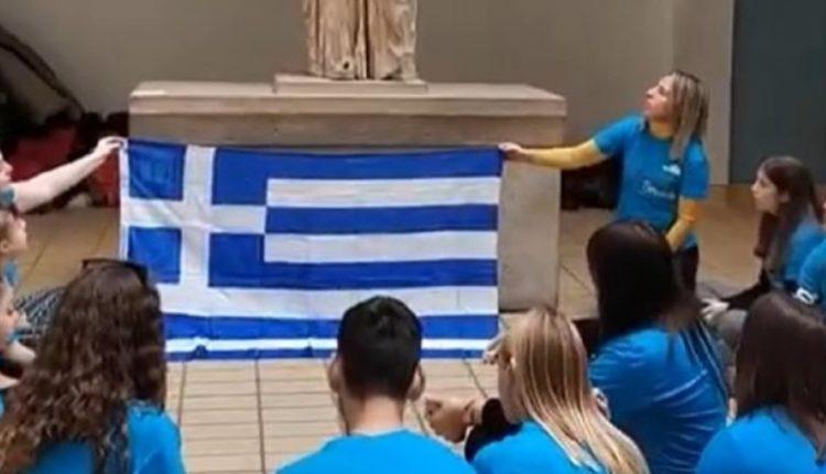 Βρετανικό Μουσείο: Κρητικόπουλα Τραγούδησαν Το «Τζιβαέρι» Μπροστά Στην «Ξενιτεμένη» Καρυάτιδα