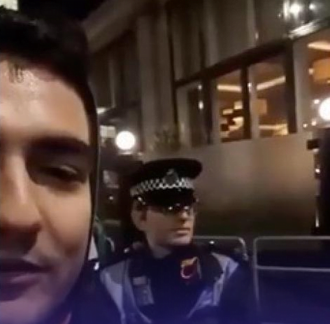 Λονδίνο: Έλληνας βρίζει αστυνομικό και εκείνος του απαντά σε άπταιστα ελληνικά - Δείτε τι συνέβη (βίντεο)