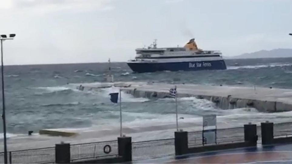 Εντυπωσιακό βίντεο με το Blue Star Naxos να δαμάζει τα κύματα στην Τήνο