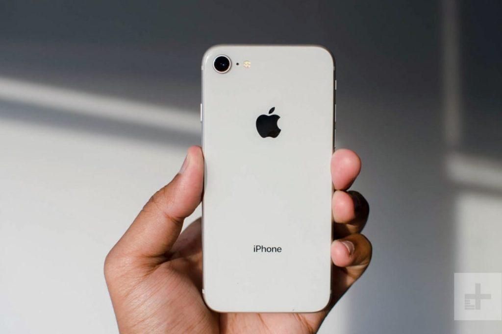 Το «φθηνό iPhone» των €400 έρχεται το Μάρτιο – τι θα έχει, τι δε θα έχει – και γιατί;