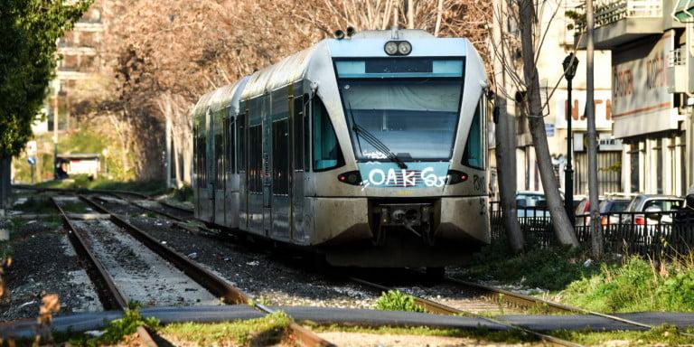 Σύγκρουση συρμού του Προαστιακού με ΙΧ στη Λένορμαν