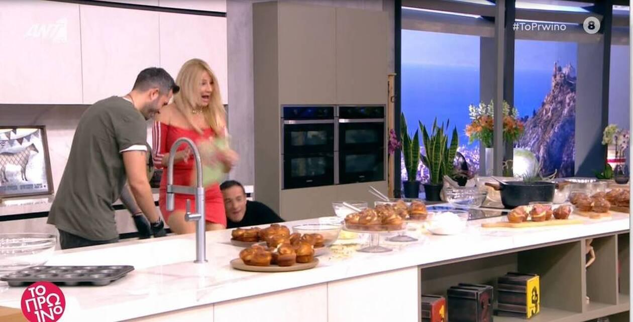 Ο Άρης Καβατζίκης είδε ότι της είχαν λυθεί τα κορδόνια της και θα έπεφτε και… έσκυψε να της τα δέσει. Η Φαίη Σκορδά δεν τον είδε και κατατρόμαξε. Άρχισε να ουρλιάζει και βγήκε εκτός πλατό! Ο άμοιρος ο Άρης Καβατζίκης της είπε «Μωρέ εύκολα τρομάζεις…»!