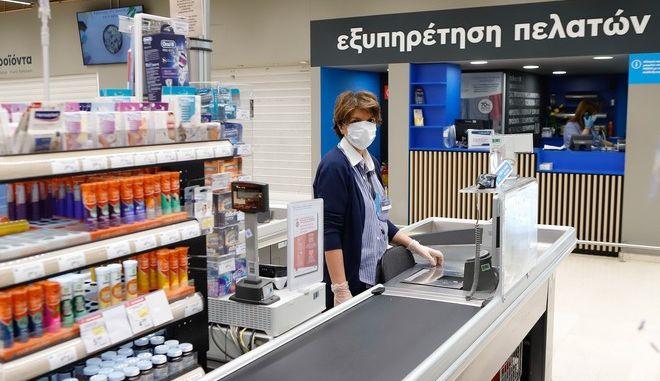 soupermarket1 Για τον υπάλληλο του σούπερ μάρκετ, τον ήρωα της διπλανής πόρτας