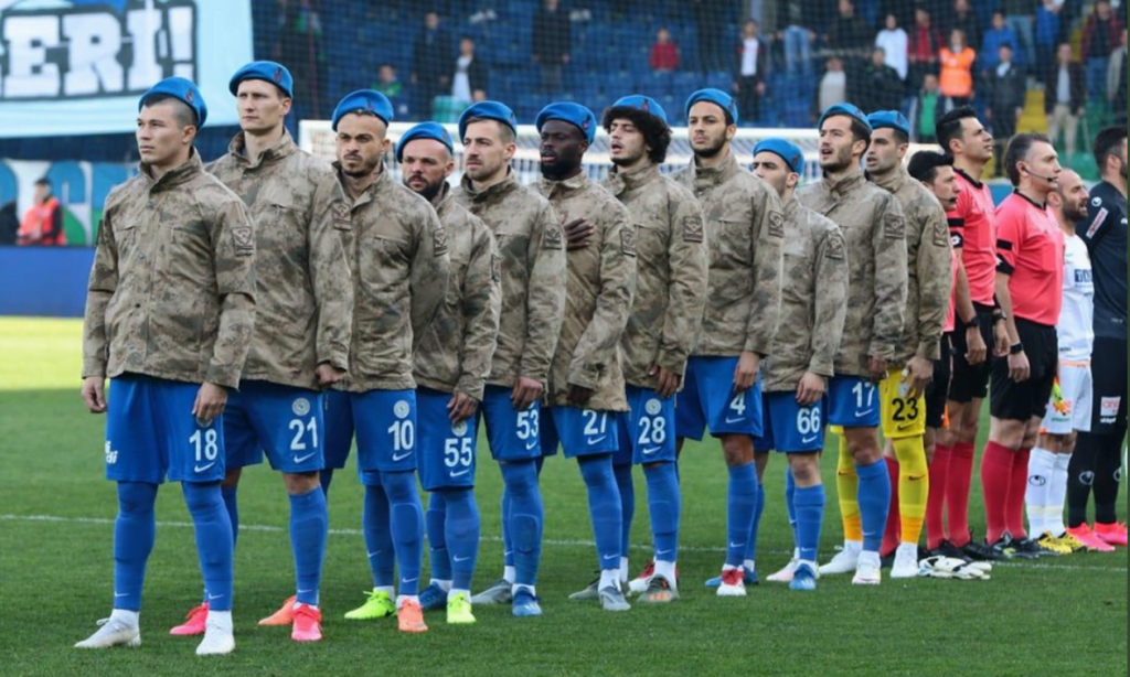 Απίστευτο: Με στρατιωτικές στολές οι παίκτες της Ρίζεσπορ κόντρα στην Αλάνιασπορ των Ελλήνων παικτών