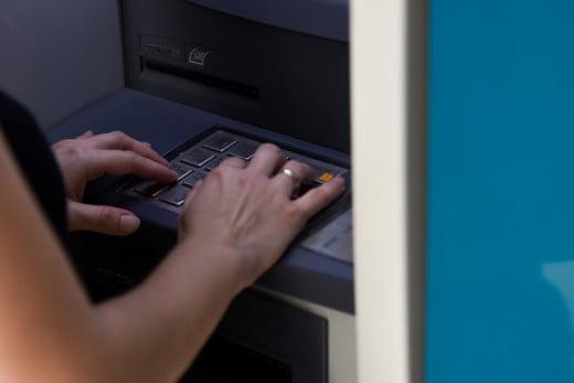 epidoma-800 Βρούτσης: Αυτοί θα είναι οι νέοι δικαιούχοι για τα 800 ευρώΩ