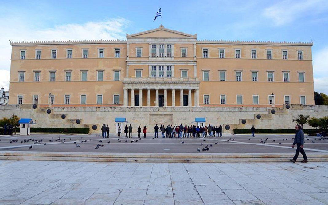 Βουλή: Ο Χαράλαμπος Αθανασίου, το ανοιχτό μικρόφωνο και τα τσίπουρα