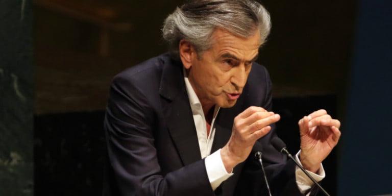 anri-levi-mikrofona_0 Ο Μπερνάρ Ανρί Λεβί έχει άλλη άποψη: «Και το 1958 και το 1968 η γρίπη σκότωσε εκατομμύρια, αλλά δεν σταμάτησε ο κόσμος, ούτε επιβλήθηκε καραντίνα»