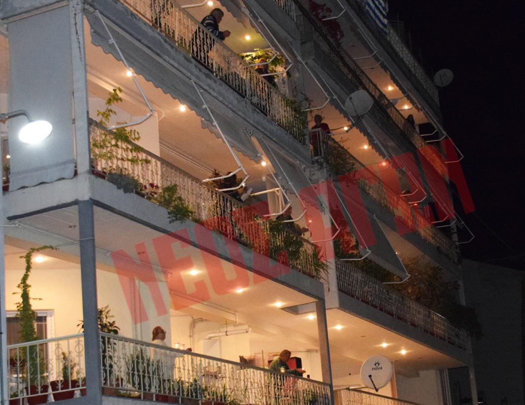 Συγκινητικές στιγμές στην Καρδίτσα: Έψαλαν το «Ω Γλυκύ μου Έαρ» από τα μπαλκόνια