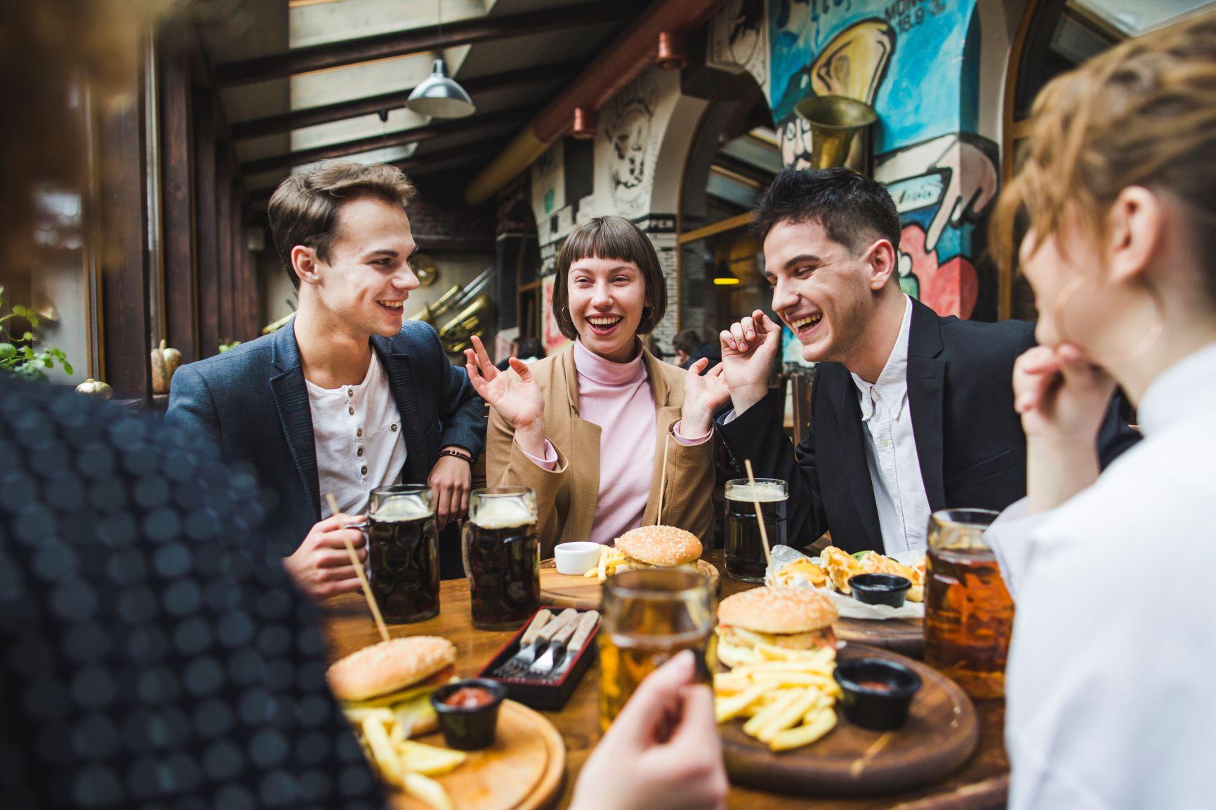 Τι αλλάζει από το Σάββατο στη ζωή μας: Χαλαρώνουν κι άλλο τα μέτρα