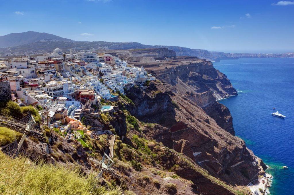 Το δείγμα εστάλη στο Νοσοκομείο της Σαντορίνης όπου και έχει τοποθετηθεί ειδικός μοριακός αναλυτής για covid-19 όπου και βρέθηκε θετικό το τεστ. Μετά τα αποτελέσματα σήμανε συναγερμός στο νησί, ενώ η Ρουμάνα τουρίστρια που δεν εμφανίζει απολύτως κανένα συμπτώματα μεταφέρθηκε στο ξενοδοχείο καραντίνας που έχει ορισθεί στο νησί.