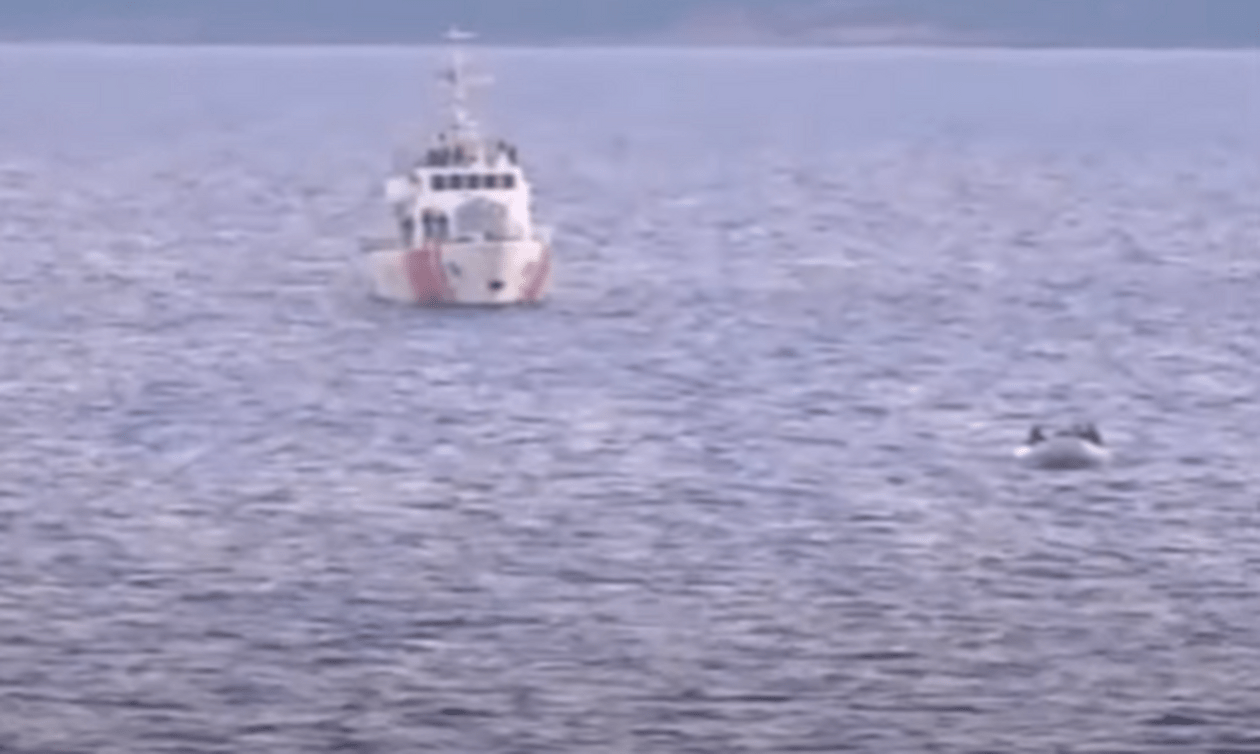 Ντοκουμέντο: Τουρκικές ακταιωροί σπρώχνουν στο Αιγαίο λέμβους με μετανάστες