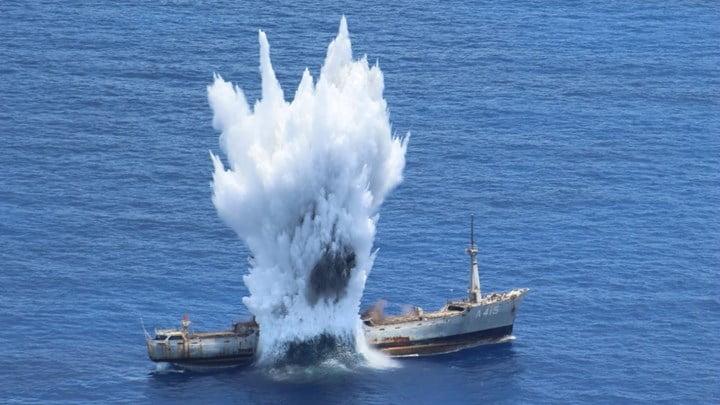 Αρχηγός ΓΕΕΘΑ: Βυθίσατε τον “Έβρο” - Εντυπωσιακές εικόνες από άσκηση νότια της Καρπάθου - ΒΙΝΤΕΟ