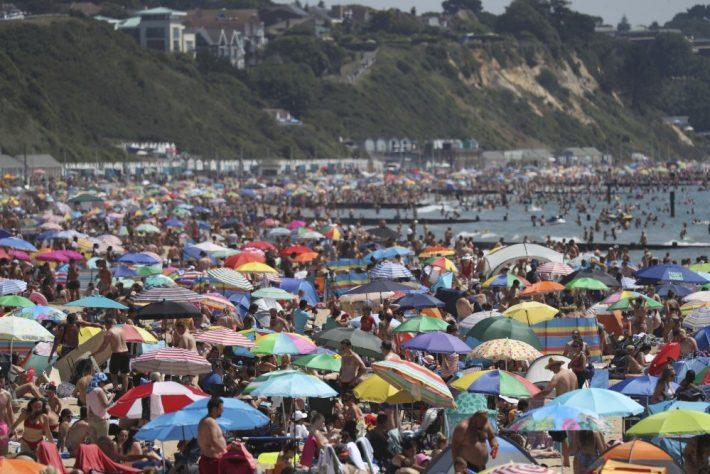 Χαμός στις παραλίες: Το δεύτερο κύμα του κορωνοϊού και οι ευθύνες των πολιτών