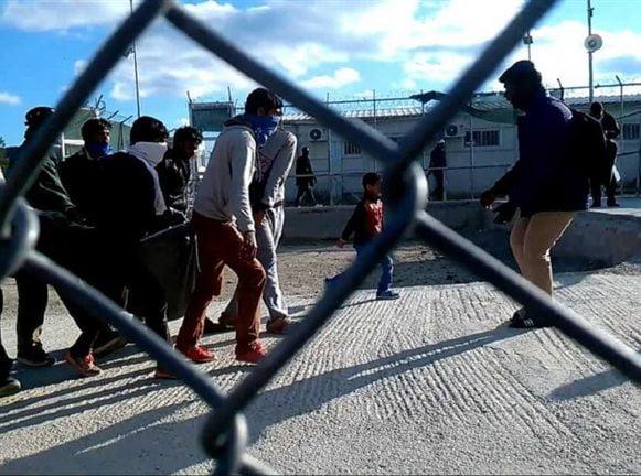 Εκτός ελέγχου η κατάσταση στη Λέσβο - Αλλοδαποί πέταξαν από ταράτσα ανήλικο αλλοδαπό