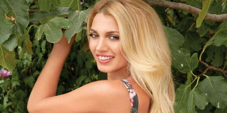 Η τόπλες φωτογραφία της Κωνσταντίνας Σπυροπούλου που έβαλε «φωτιά» στο Instagram