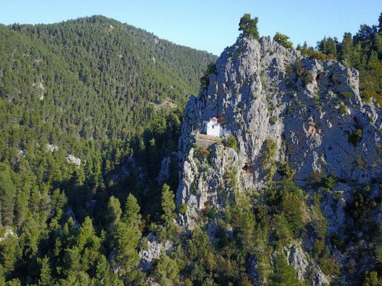 Η Αγία Μαρίνα στην Πάρνηθα είναι ένα από τα πιο ωραία εκκλησάκια της Αττικής σε μία τοποθεσία που σφύζει από πράσινο, σε ένα πολύ απόμερο και ήσυχο μέρος.