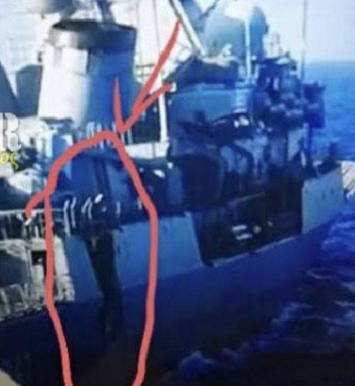 Όπως έγινε γνωστό σήμερα, μετά το περιστατικό με τη σύγκρουση της φρεγάτας Λήμνος με το τουρκικό Kemal Reis ο υπουργός Νίκος Παναγιωτόπουλος επικοινώνησε δια ασυρμάτου με τον κυβερνήτη, αντιπλοίαρχο Ι. Σαλιάρη και τον συνεχάρη για τη ναυτοσύνη του: «Είσαι μάγκας κύριε κυβερνήτα, συγχαρητήρια» του είπε ο κ. Παναγιωτόπουλος.  Παρά την αρχική τοποθέτηση του Ερντογάν ο οποίος προσπάθησε να θολώσει τα νερά αποδείχτηκε ότι από τη σύγκρουση η τουρκική φρεγάτα βγήκε «λαβωμένη».  Αυτός ήταν και ο λόγος της ξαφνικής αποχώρησής της. Σύμφωνα  με το ρεπορτάζ του zougla.gr σε εξειδικευμένα σάιτ έχει αναρτηθεί μια φωτογραφία η οποία δείχνει το ρήγμα που έχει υποστεί το Kemal Reis.  Από τη φωτογραφία προκύπτει πως το ρήγμα είναι μήκους τουλάχιστον ενός μέτρου και ύψους τουλάχιστον 3-4 μέτρων, κάθετο.     Από τον εμβολισμό έχει σκιστεί η θωράκιση του πλοίου, άγνωστο σε ποιο βάθος και άγνωστο εάν έχουν πληγεί και τμήμα της τουρκικής φρεγάτας κάτω από την ίσαλο.  Δείτε την πρώτη φωτό της τουρκικής φρεγάτας μετά τη σύγκρουση…