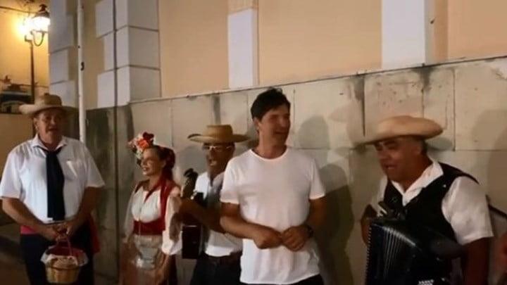 Σάκης Ρουβάς: Τραγουδά με τους τροβαδούρους της Κέρκυρας στα καντούνια και γίνεται χαμός - ΒΙΝΤΕΟ