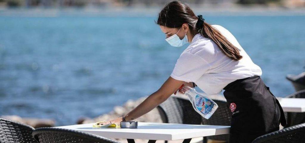 Γυναίκα με κορονοϊό κόλλησε 27 πελάτες μεγάλης αλυσίδας καφέ – Ποιοι δεν κόλλησαν και γιατί