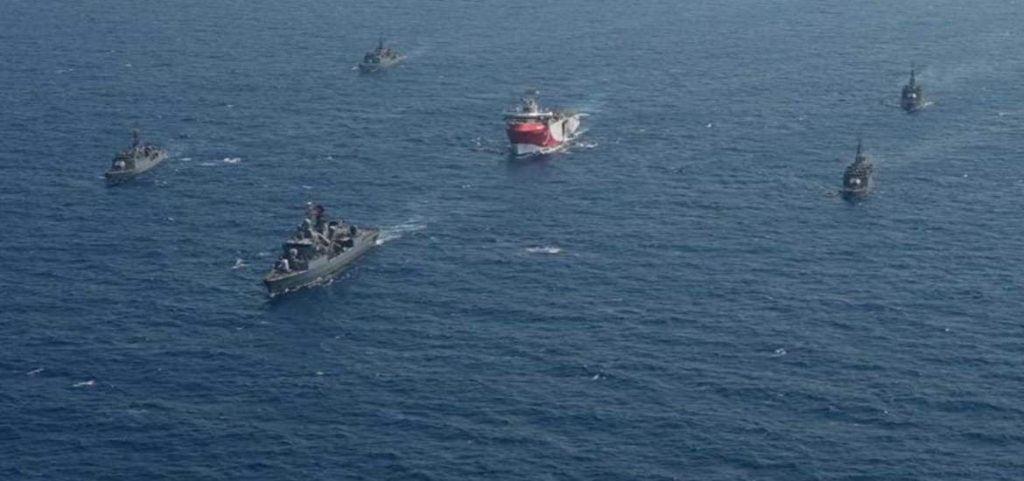 «Υπερωρίες» η τουρκική προπαγάνδα! Φωτογραφίες του Oruc Reis με την… πολεμική συνοδεία του (ΦΩΤΟ)