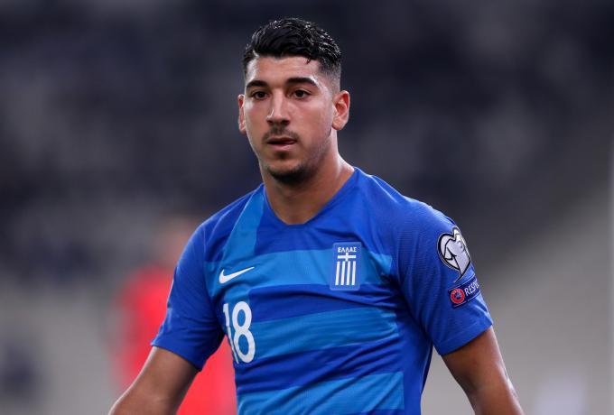 Στο τελευταίο τεστ της Εθνικής ομάδας ποδοσφαίρου, εντοπίστηκε και δεύτερο θετικό κρούσμα Covid-19. Αυτό σύμφωνα με πληροφορίες είναι του Δημήτρη Λημνιού. Φαίνεται πως η σημερινή ημέρα τα είχε όλα για τον άσο του ΠΑΟΚ. Λίγο πριν επιστρέψει στη Θεσσαλονίκη από τις υποχρεώσεις με την Εθνική ομάδα, διευθετήθηκε με απόλυτη επιτυχία η υπόθεση της μεταγραφής του στην Κολωνία. Το ενδιαφέρον μετουσιώθηκε σε πρόταση και όλες οι εμπλεκόμενες πλευρές έδωσαν τα χέρια τους προκειμένου να «σφραγιστεί» η συμφωνία. Ο Λημνιός έφτασε στη Θεσσαλονίκη, ετοιμάζοντας άμεσα τα πράγματά του δεδομένου πως για αύριο ήταν προγραμματισμένη η πτήση του για την Γερμανία, θέλοντας να ολοκληρώσει και το τυπικό σκέλος της μεταγραφής του. Σε μια απίστευτη εξέλιξη της ημέρας, όμως, ο Λημνιός ενημερώθηκε πως στο τελευταίο τεστ που υποβλήθηκε σήμερα το πρωί, βρέθηκε θετικός στον κορονοϊό, γεγονός που για την ώρα «παγώνει» το ταξίδι του στη Γερμανία. Για τη μεταγραφή δεν τίθεται θέμα δεδομένου πως έχει πωληθεί στην Κολωνία, ωστόσο, όπως αντιλαμβάνεται κανείς ο ποδοσφαιριστής θα βρεθεί σε στάση... αναμονής, πρωτίστως για λόγους υγείας, και στη συνέχεια, για να διευθετηθούν και πρακτικά ζητήματα ασφάλειας και μετακίνησης.