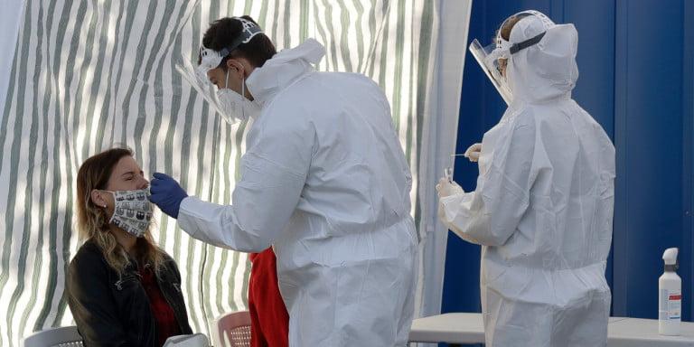 Coronavirus-test-Czech-2020-09-21 Γυναίκα υποβάλλεται σε τεστ για το νέο κορωνοϊό στην Τσεχία / Φωτογραφία: ΑΡ / Petr David Josek Πηγή: iefimerida.gr - https://www.iefimerida.gr/ygeia/koronoios-covid-19-koino-kryologima-gripi-symptomata