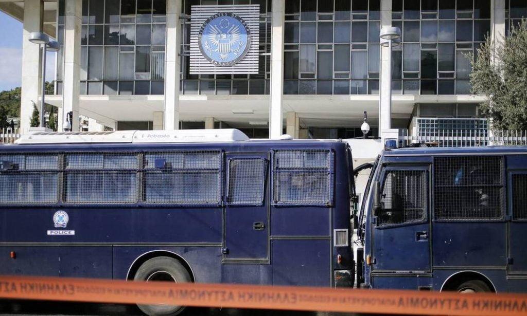 Συναγερμός στο κέντρο της Αθήνας: Έριξαν φωτοβολίδα στην αμερικανική πρεσβεία